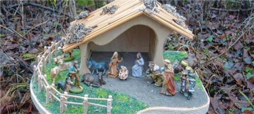 Liebevoll gestaltete Krippen finden sich am Moorlehrpfad. Foto Adersberger