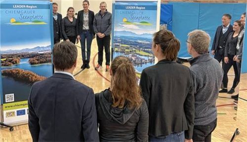 Ließen sich spiegeln: (von links) Amerangs Bürgermeister Konrad Linner, Übungsleiterin Laura Vieweger, Bernaus Bürgermeisterin Irene Biebl-Daiber und TSV-Vorsitzender Dr. Ansgar Schwirtz vor und in den durch die LAG Chiemgauer Seenplatte geförderten Spiegeln. Foto Vieweger