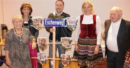 Luise Schreiner mit einigen der Gäste, die in ihrem Leben eine Rolle spielten: (von rechts) Herbert Holzner, Hannelore Maurer, Herbert Reiter und Jasmine Moosmüller.Foto Schubert