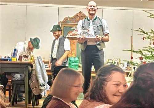 Lustig ging es her bei der Christbaumversteigerung in der Schlosswirtschaft. Fotos Hötzelsperger