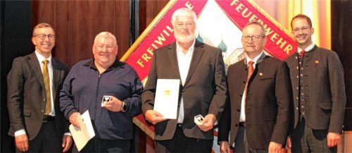 Manfred Decker (Zweiter von links) und Josef Zistler (rechts daneben) sind seit 50 Jahren bei der Rosenheimer Feuerwehr aktiv. Dafür wurden sie mit dem „Großen Staatlichen Ehrenzeichen“ ausgezeichnet. Es gratulierten (von links) stellvertretender Vorsitzender Mario Zimmermann, Vorsitzender Hans Meyrl und Oberbürgermeister Andreas März. Foto Martin Binder