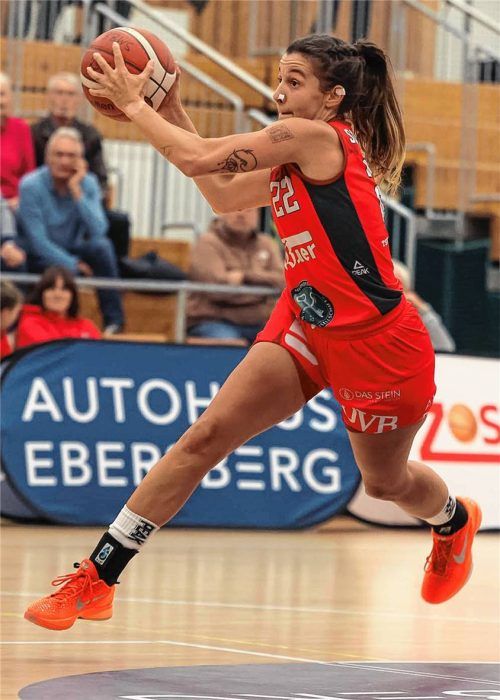 Manuela Scholzgart und die Wasserburger Basketball-Damen feierten einen klaren Heimsieg gegen Dillingen.Foto Christian Mühlhofer