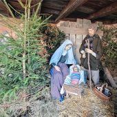 Lebensgroße Figuren ziehen Blicke auf sich