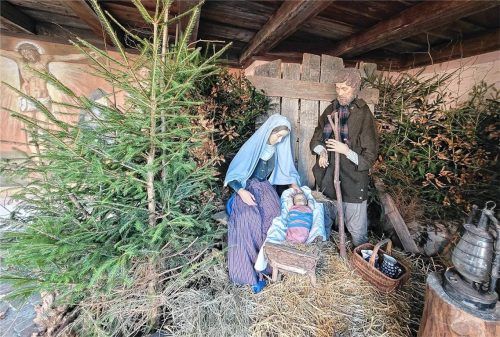 Maria und Josef mit dem Jesuskind sind derzeit in der Schäffer-Gruft in Ostermünchen zu sehen. Links im Hintergrund sind Teile des Freskos zu erkennen. Foto Stache