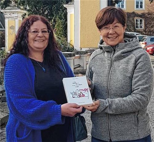 Marianne Scherer überreichte Bürgermeisterin Sissi Schätz ein Exemplar des Romans.Foto re