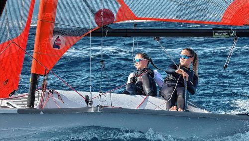 Marie und Antonia Schwarz vom Chiemsee Yacht Club segeln bei der Jugend-Weltmeisterschaft im 29er.Foto CYC