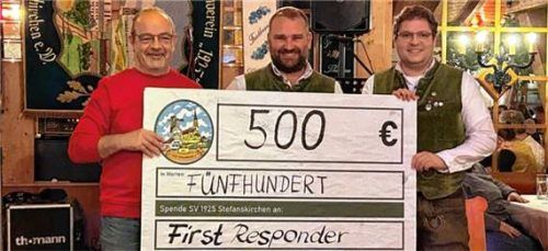 Martin Bohner (First Responder) freut sich über die Spende, die vom Ersten Schützenmeister Bernhard Marschmann und Zweitem Schützenmeister Michael Plischke übergeben wurde.