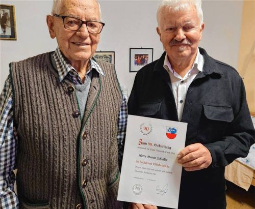 Martin Schuller mit Bürgermeister Erwin Baumgartner, der dem Neubürger auch eine Urkunde überreichte.Foto jaensch