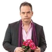 Matthias Gietl jongliert mit Keulen und Worten