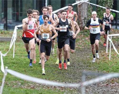 Maximilian Berger aus Tuntenhausen (vorne) wurde zweifacher deutscher Cross-Meister mit dem Mittelstrecken- und Langstrecken-Team der Männer und gewann Einzel-Bronze auf der Mittelstrecke.Foto Theo Kiefner