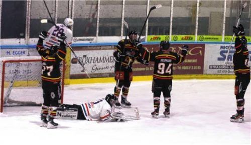 Maximilian Meyer (Dritter von rechts) erzielte eine Minute vor Spielende den 5:5-Ausgleich für die Aibdogs.Foto Hadersbeck