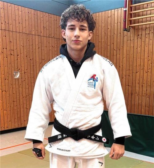 Maximilian Osterloher zeigt stolz seinen schwarzen Judo-Gürtel nach erfolgreicher Prüfung. Foto privat