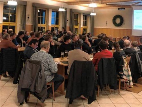 Mehr als 70 Landwirte folgten der Einladung des AELF Töging zum Kreuzerwirt. Fotos Mühlhauser