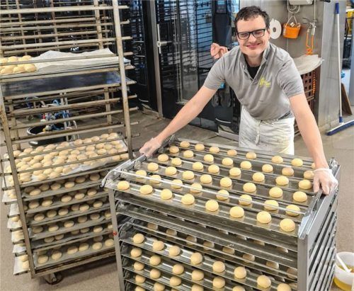 Mehr Hingabe geht nicht: Johannes Hefter freut sich über jedes frisch mit Köstlichkeiten belegte Backblech. Fotos simeth / re