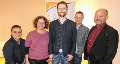 Michael Lex (Mitte) ist nicht nur Bürgermeisterkandidat der Freien Wähler Grabenstätt, sondern führt auch die FW-Gemeinderatskandidatenliste an. Weitere Top-Kandidaten sind (von links) Ramona Rieperdinger, Daniela Schmitz, Florian Sattler und Gemeinderat Andreas Lukas. Foto Müller