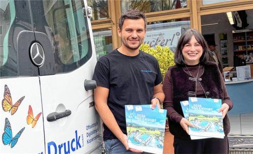 Michael Wenninger übergibt das frisch gedruckte Bad Endorfer Gastgeberverzeichnis 2026 an die Marketingbeauftragte Kathrin Jakubik.Foto Ammelburger