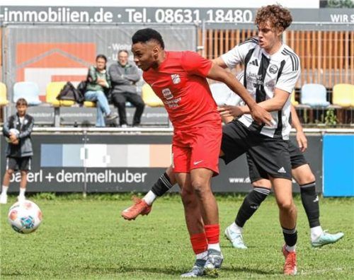 Mike Opara (links) gehört zu den besten Torschützen der Bezirksliga Ost und ist damit ein Grund, warum der VfB Forstinning ganz oben steht.Foto Gabi Zucker