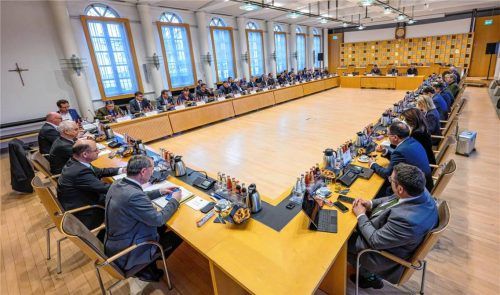 Minister, Oberbürgermeister, Landräte, Regierungs- und Bezirkstagspräsident: Im großen Rahmen tagte Bayerns Kabinett im Rosenheimer Rathaus. Foto Joerg Koch/ Bayerische Staatskanzlei