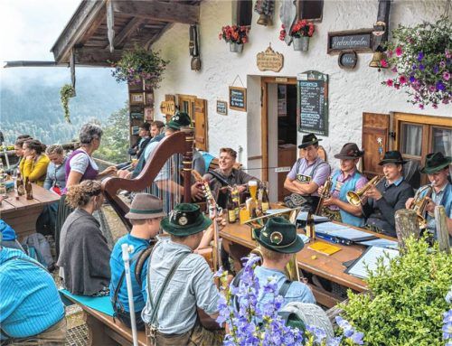 Mit Buchungsportal und überregionaler Werbung trägt die „Chiemgau GmbH“ dazu bei, dass der Tourismus im Achental wächst und Ziele wie die Oberwössner Rechenbergalm zu besonderen Urlaubserlebnissen der Gäste gehören. Foto Flug