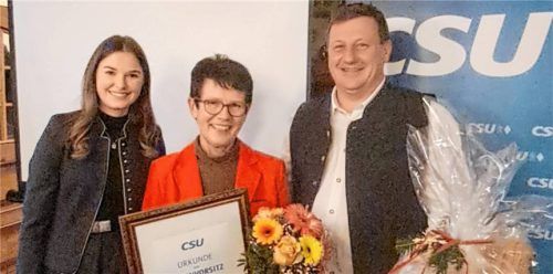 Mit dem Ehrenvorsitz im Ortsverband Obing wurde Franziska Mayer (Mitte) für ihr hervorragendes Engagement für die CSU geehrt. Leonie Traue und Rupert Freiberger beglückwünschten Mayer.Foto Künzner-Hingerl