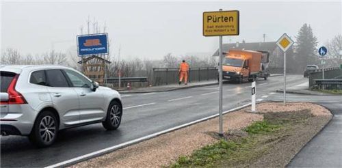 Mit dem Umbau der Pürtener Kreuzung ist das Ortsschild gestohlen worden. Ein neues musste besorgt werden. Jetzt hat Pürten wieder ein Ende und einen Anfang. Foto Lohmann