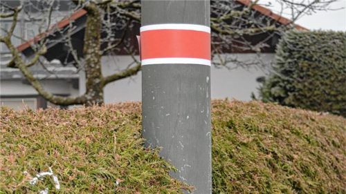 Mit dieser Banderole sind Laternen gekennzeichnet, die nicht die Nacht über leuchten. Wer hier parkt, muss das Parklicht anstellen. In Bergen müssen die Aufkleber nun wieder entfernt werden.Foto  Eder