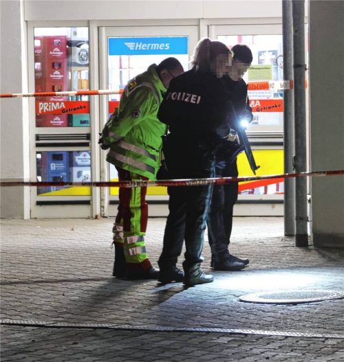 Mit einem Großaufgebot von Polizei wurde nach dem Täter gefahndet, auch das BRK war mit einem Rettungswagen, einem Notarzt und dem Einsatzleiter Rettungsdienst vor Ort. Fotos .FIB/Eß