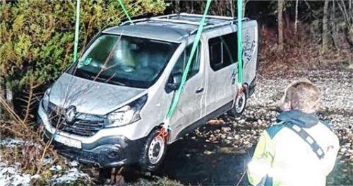 Mit einem Kranwagen musste der Pkw aus der Prien geborgen werden.Foto Feuerwehr Atzing