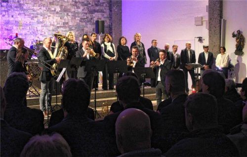 Mit großer Begeisterung endete ein meisterhaftes Adventskonzert von „Kurbi & Friends“ und „Bella Voce“. Foto Strim