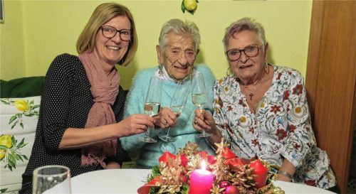 Mit Jubilarin Irmgard Spears stießen Tochter Elke (rechts) und Dritte Bürgermeisterin Anna Wallner an.Foto baumann