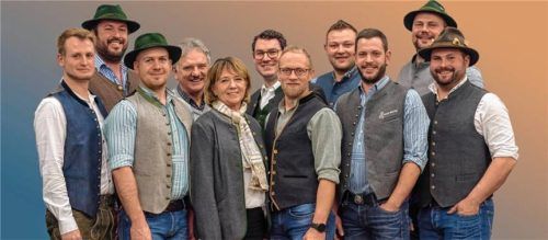 Mit jungen, motivierten Kandidaten starten die Freien Wähler in den Wahlkampf: (hintere Reihe, von links) Martin Brunnlechner, Martin Schmid, Christian Stadler, Ludwig Mayer und Christian Teply sowie (vordere Reihe, von links) Florian Zierer, Patrick Bielski, Brigitte Holzgassner, Bürgermeisterkandidat Georg Dumpler, Christian Löw und Florian Prangl. Foto re