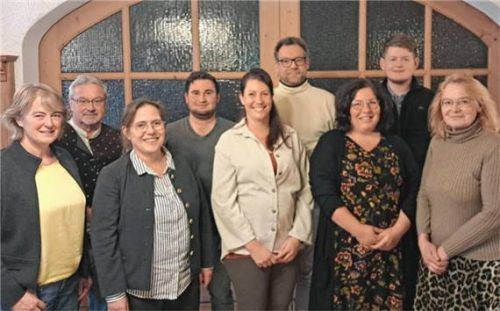 Mit neun Gemeinderatskandidaten treten die Parteifreien Bürger an: (von links) Irmgard Parzinger, Stefan Voit, Rebecca Linner, Simon Buchner, Manuela Politz, Markus Weiß, Birgit Tiefenthaler, Johann Stübl junior und Petra Murner. Foto Stübl