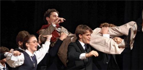 Mit seinen ungewöhnlichen Lehrmethoden hat John Keating das Vertrauen seiner Schüler gewonnen: Zur „Ode an die Freude“ tragen sie ihn jubelnd über den Sportplatz. Es spielen (von links) Lena Hoßbach, Corbinian Robold und Anton Uzicanin.Foto Pre