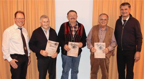 Mit sichtlicher Freude ehrte die KSK langjährige Mitglieder: (von links) Schriftführer Manfred Holzner, das neue Ehrenmitglied Sebastian Huber, Franz Geisberger (40 Jahre Mitgliedschaft) Josef Zellhuber (25 Jahre) und Vorsitzender Konrad Wittmann. Foto fenninger
