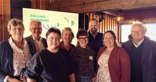 Miteinander reden – nicht übereinander, das wollen Politiker und Organisatoren: (von links) Cathrin Henke, Ernst Weinberger, Max Wiltschka, Gisela Sengl, Andrea Müller, Sascha Schnürer, Andrea Moser und Franz Langstein. Foto Robert wagner