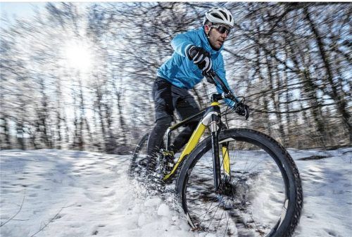 Mountainbiken am neuen Trail im verschneiten Haindorfer Bergwald ist noch nicht möglich. Im Moment ruhen die Arbeiten an der Strecke (Symbolbild). Foto Imago/Mito
