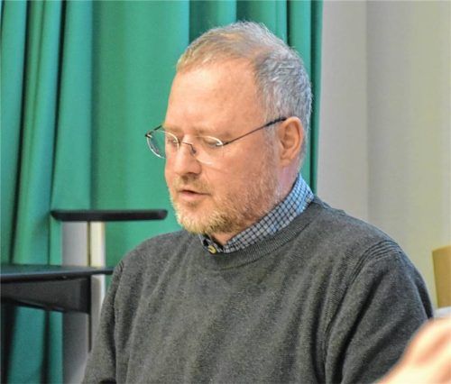 Musik in Zahlen: Otto Dufter, Leiter der Musikschule Grassau, erklärte in der jüngsten Gemeinderatssitzung in Marquartstein die Kosten und das Angebot „seiner“ Einrichtung. Foto Wunderlich
