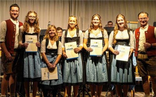 Musikbund-Bezirksjugendleiter Wolfgang Joschko (links) gratulierte den erfolgreichen jungen Musikerinnen Katharina Rauscher, Kristina Rosenberger, Theresa Mayerhofer, Franziska Wimmer und Laura Wimmer, zusammen mit dem Musiker-Vorstand Sepp Wilhelm (rechts).Foto  Bachmaier