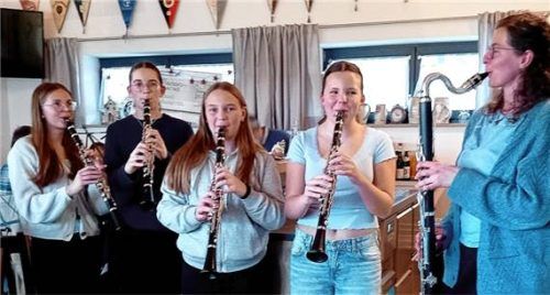 Musiklehrerin Irmi Sax (rechts) vom Musikverein unterhielt mit ihren „Klarinettenböhnchen“ die Mitglieder des VdK Schnaitsee. Foto unterforsthuber