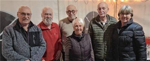 Nach dem Turnier: (von links) Kurt Mittermeier, Organisator Sepp Warmedinger, Seniorenbeauftragter Dr. Berthold Suldinger, Lisa Kurzeja, Ernst Hübner und Brigitte Stangl. Foto RE