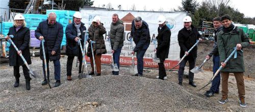 Nach dem verheerenden Brand in der Lagerhalle der Firma „JNS Dachtechnik“ fand am vergangenen Freitag der Spatenstich für den Wiederaufbau statt: (von links) Ingrid und Josef Schwaiger von der Firma Schwaigerbau, Bauherren Erwin und Roswitha Neureither, Franz Josef Schwaiger, Florian Antretter, Bürgermeister Johannes Zistl, Bauamtsleiter Dominik Zacher, Andreas Eder vom Schwaigerbau und Architekt Michael Zach. Foto Merk