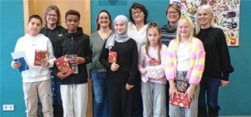 Nach dem Vorlesewettbewerb: (von links) Alican Gündüz, Petra Maier, Stephen Udeh, Katharina Stöger, Süheda Bongoll, Martha Richter, Franziska Richter, Lara György, Franziska Hagenberger und Jennifer Steinhuber-Hinterstoisser.Foto Rath