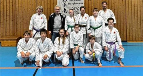 Nach der bestandenen Prüfung: (von links, stehend: Heike Wieland, Vorsitzender Hans Brieschenk, Lena Stifter, Antje Pfeifer, Ivan Schlegel sowie (von links, kniend) Sviatoslav und Danylo Kovalenko, Anastasiia Mykhailova, Max Stifter, Lukas Hacklsberger und Philipp Döring. Foto re