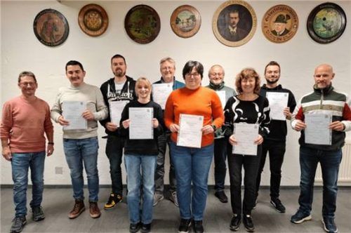 Nach der Fortbildung freuen sich (von links) Lehrgangsleiter Helmut Perzlmeier, Antolak Tadeusz, Benjamin Hackel, Sandra Drexler, Fred Huckemeyer, Annett Ertl, Bernhard Streit, Ingrid Mayer, Simon Streit, Swen Malter. Foto verein