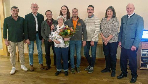 Nach der Neuwahl: (von links) Manfred Rosam (Waffenwart), Andreas Schillhuber (Kassier), Peter Edlfurtner (Zweiter Kassier), Christa Fraunhofer (scheidende Schriftführerin und Jugendwartin), Regina Kunzmann (Schriftführerin), Sven Lindenhahn (stellvertretender Vorsitzender), Rudi Kunzmann (Dritter Kassier), Charlotte Schreiner (Zweite Schriftführerin), Albert Oberloher (Vorsitzender).Foto  re