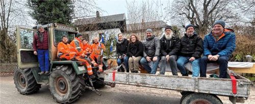 Nach einer humorvollen „Entführung“ des Firstbaums durch die Gemeinderäte ist der Baum wieder an die Baustelle der neuen Seniorentagesstätte im Kurpark Bernau zurückgebracht worden.Foto Gemeinde Bernau