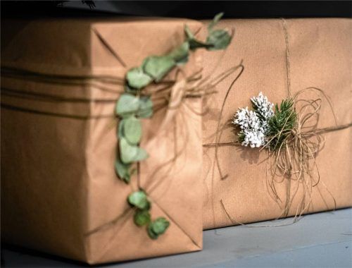 Natürliche Deko-Elemente und grobes Packpapier harmonieren bei der Geschenkverpackung. Fotos dpa