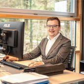 „Stehen mit dem Rücken zur Wand“