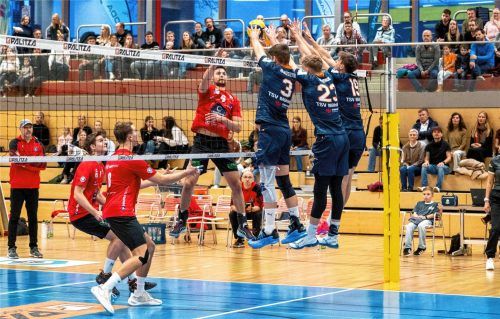 Neuzugang Mark Gumenjuk (Nr. 23, Mitte) mit einem seiner ersten Blockerfolge im Mühldorfer Trikot.Foto Hergenhan