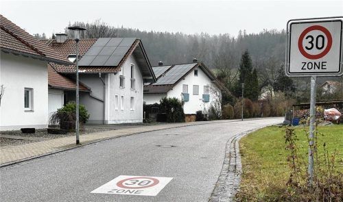 Nicht zu übersehen sind die Zeichen für die Tempo-30-Zone und doch halten sich immer wieder Autofahrer nicht an dasLimit „Am Steinbach“. Foto Lohmann